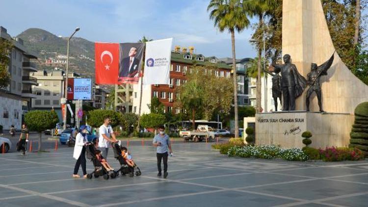 Antalyanın dört bir yanı kırmızı beyaza büründü