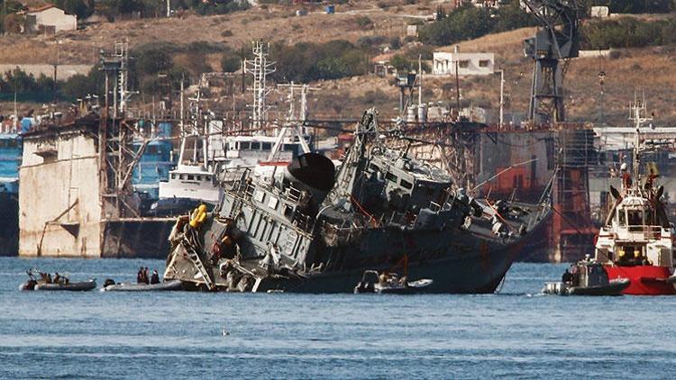 Yunanistan’ı şoke eden kaza Yük gemisi savaş gemisini ikiye böldü