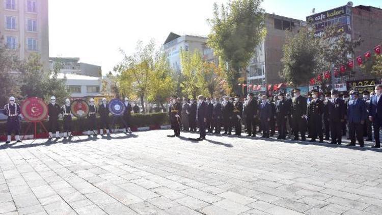 Vanda Atatürk Anıtına çelenk konuldu