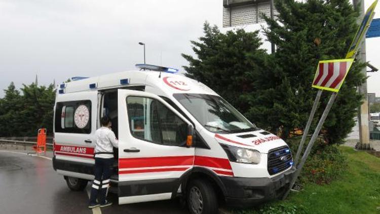 İstanbulda yağış etkili oldu. Ambulans kaygan yolda refüje çıktı