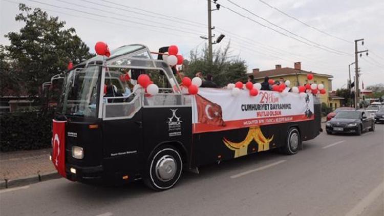 Darıca’da üstü açık otobüsle Cumhuriyet kutlaması