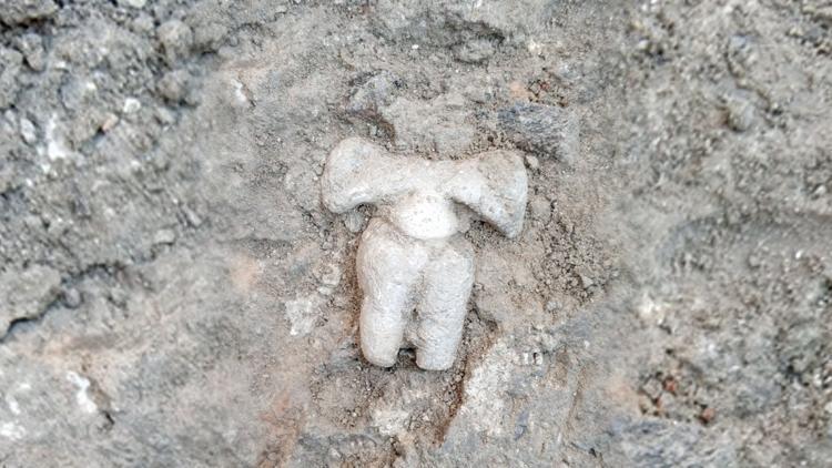 Son dakika haberler: İzmirde Yeşilova Höyüğünde 8 bin 200 yıllık mermer ana tanrıça heykelciği bulundu
