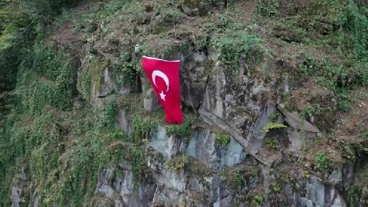 Yamaca, Türk Bayrağı asarak Cumhuriyeti kutladılar