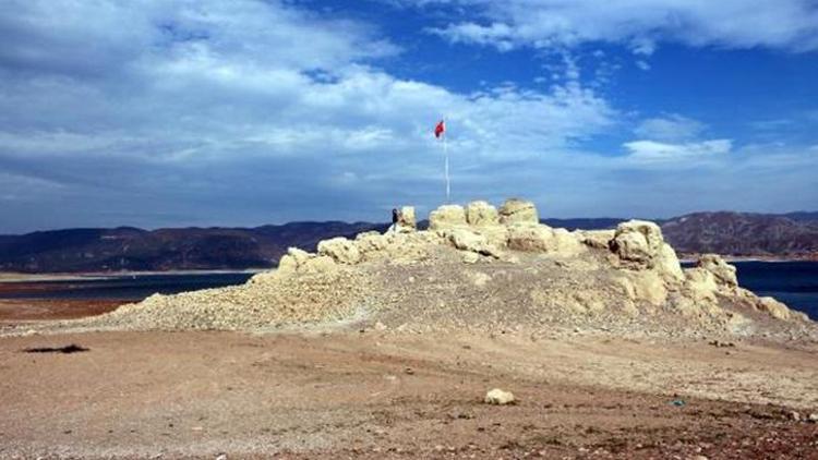 Barajın suyu çekilince, kayalığa yürüyerek gidilmeye başlandı