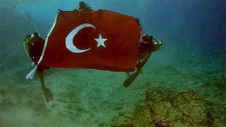 Deniz altında Türk bayrağı açarak cumhuriyeti kutladılar