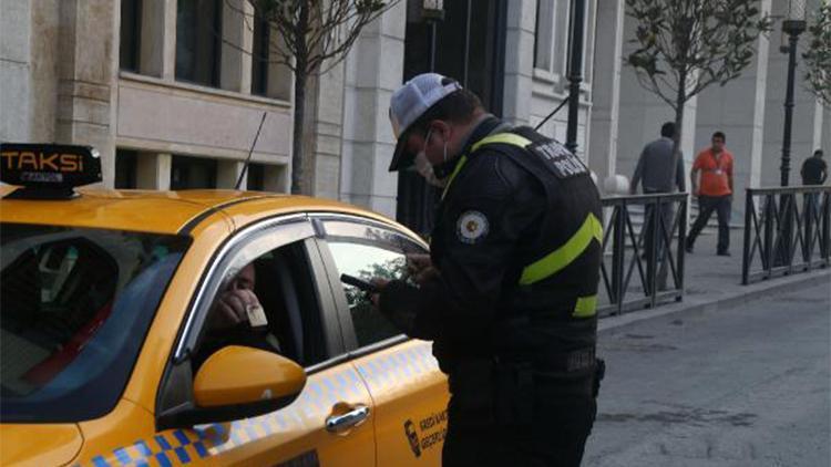 Taksim ve Dolmabahçede toplu taşıma araçları ve taksilerde Kovid-19 denetimi