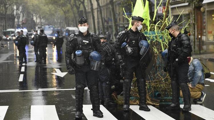 Fransada kiliseye saldırı Papazı vurdular