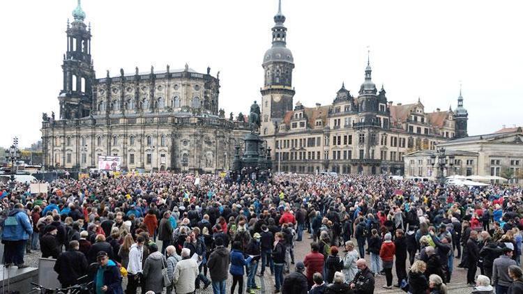 Maskesiz, mesafesiz korona protestosu