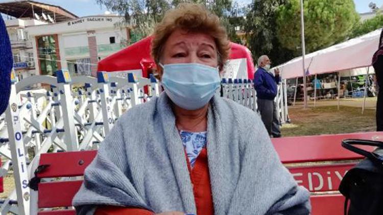 Koronavirüs nedeniyle ayrıldığı evinin depremde yıkıldığını gördü, komşuları için ağladı