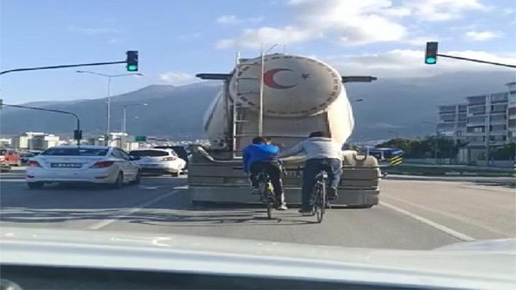 Beton mikserine tutunan bisikletlilerin tehlikeli yolculuğu kamerada