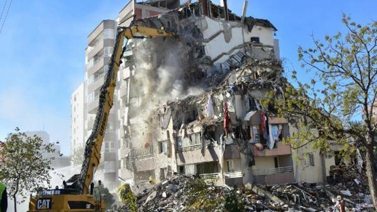 Depremde 3 katı çöken Yılmaz Erbek Apartmanında yıkım sürüyor
