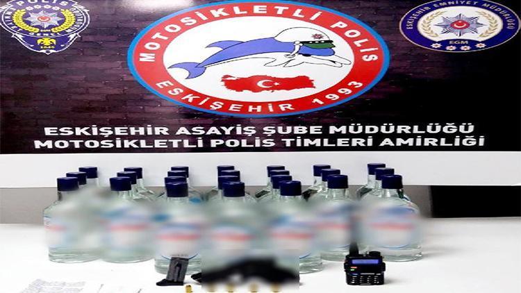 Kovalamaca ile durdurulan otomobilden uyuşturucu ve silah çıktı