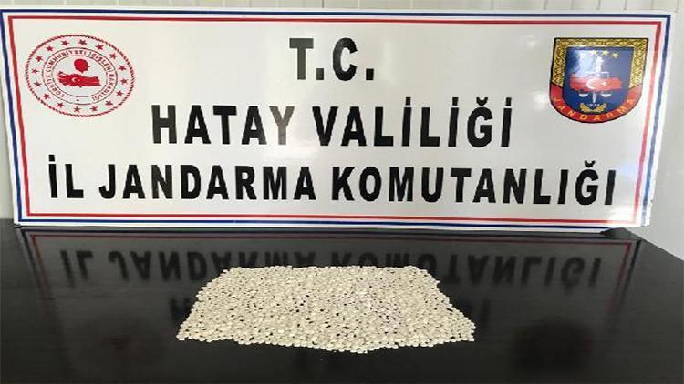 Jandarmayı görünce uyuşturucu hapları atıp, kaçtılar