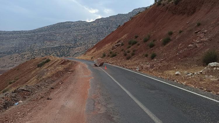 Siirt’te yola düşen dev kaya parçası sürücüleri korkuttu