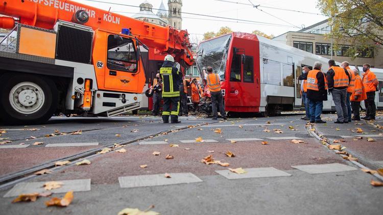 İki tramvay kafa kafaya çarpıştı: 1’i ağır 20 yaralı