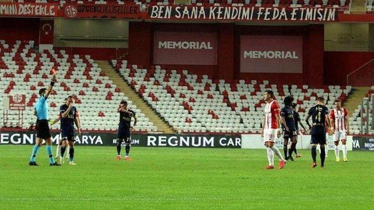 Antalyaspor son 3 maçta kızardı Toplam 4 oyuncu...
