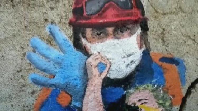Minik Elifin enkazdan kurtarılış anını, duvara resmetti