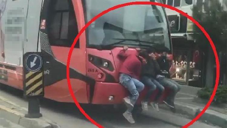 Bursada 3 çocuğun tramvayda tehlikeli yolculuğu kamerada