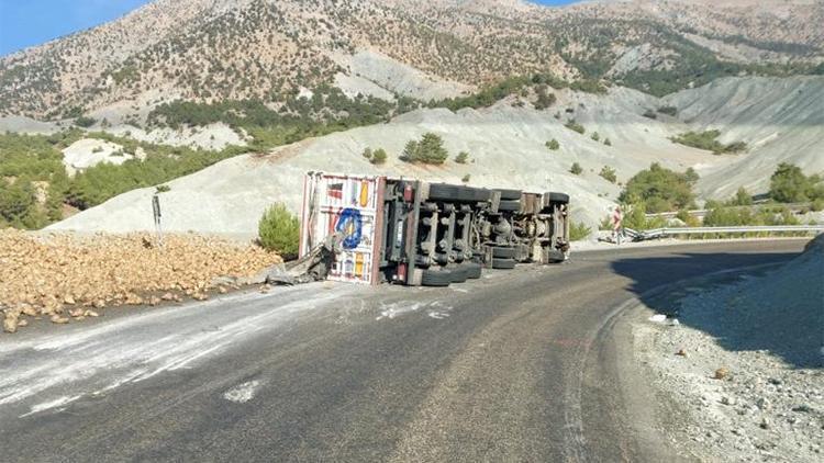 Şeker pancarı yüklü Tır devrildi