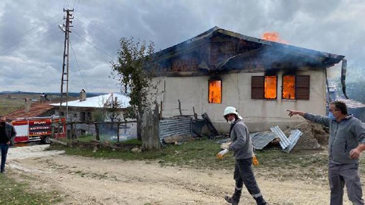 Tek katlı ev, yangında kullanılmaz hale geldi