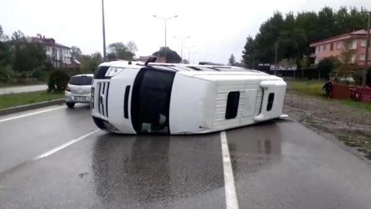 Termede minibüs devrildi: 2 yaralı