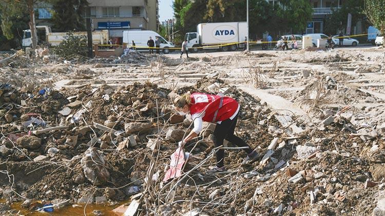 Özenle hatıraları topluyorlar