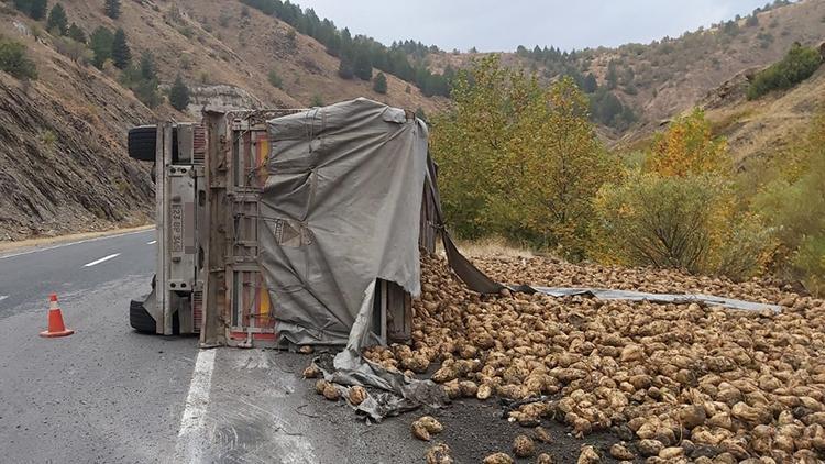 Elazığda pancar yüklü tır devrildi