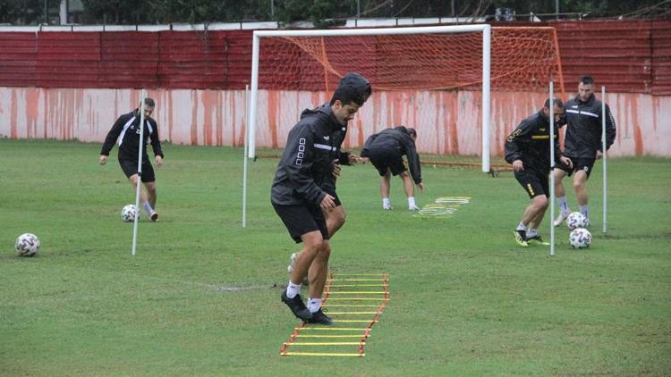 Adanasporda Menemenspor hazırlıkları Top kapma, pas, şut ve dayanıklılık...