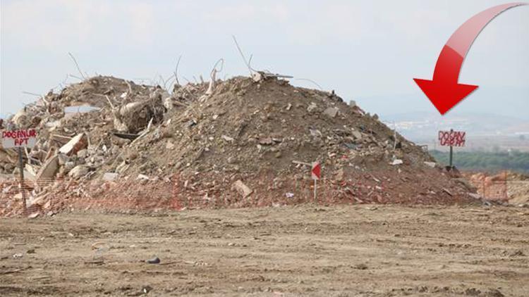 Son dakika haberler: Tabelayı okuyanlar sarsıldı İzmir’deki deprem sonrası çarpıcı kareler