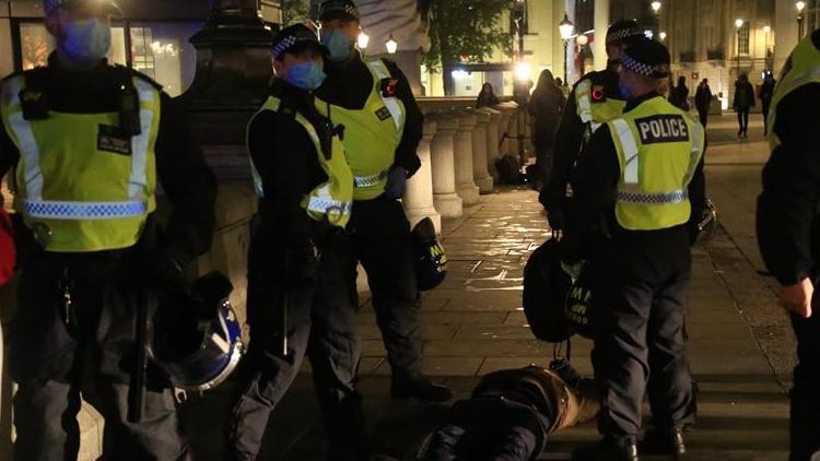 İngilterede karantina olaylı başladı: 104 kişi gözaltına alındı