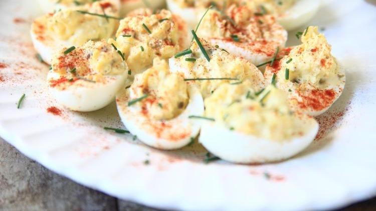 Deviled eggs (Acılı yumurta dolması) tarifi