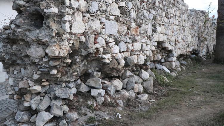 İzmirdeki depremde Tsunaminin vurduğu Sığacıkta Osmanlı kalesi de hasar gördü