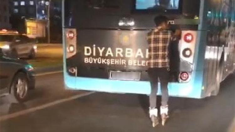 Diyarbakırda otobüsün arkasına takılan patenli gencin tehlikeli oyunu