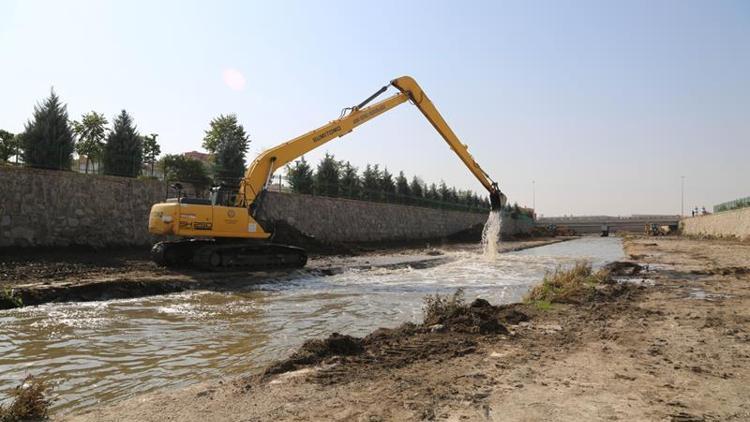 Ankara Çayı’ndan 80 kamyon çamur