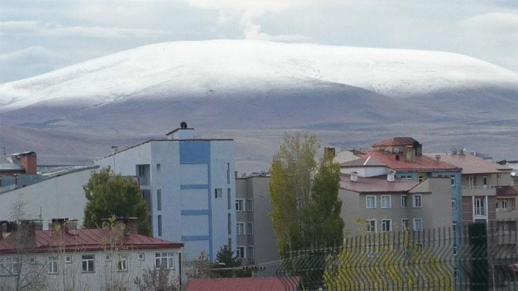 Karsta dağlar beyaza büründü