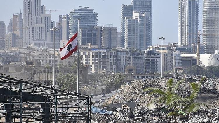 Beyrut Limanındaki patlamanın ardında bıraktığı ağır enkaz kaldırılmayı bekliyor