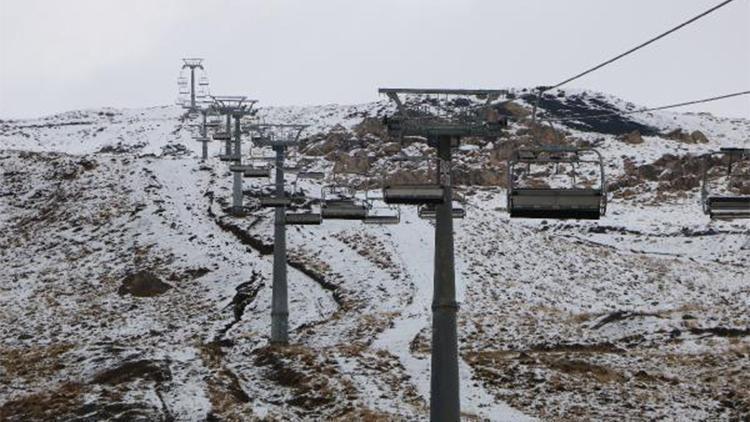 Hakkari Kayak Merkezine mevsimin ilk karı düştü