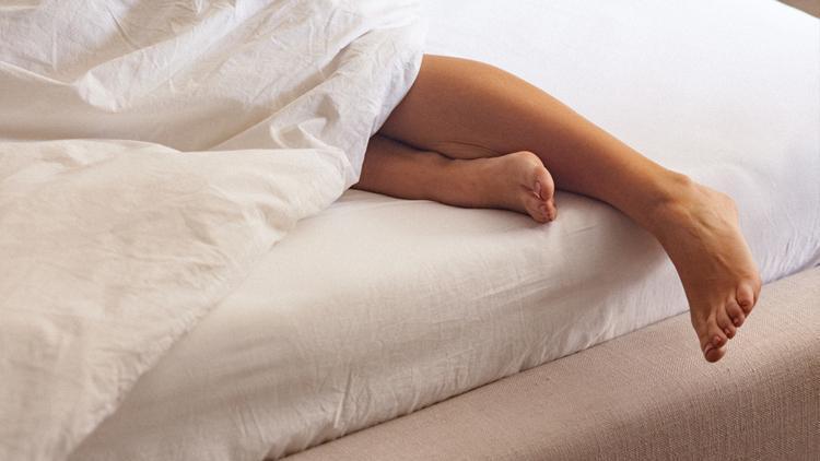 Uykunuzun huzuru kaçmasın… Huzursuz bacak sendromuna dikkat!