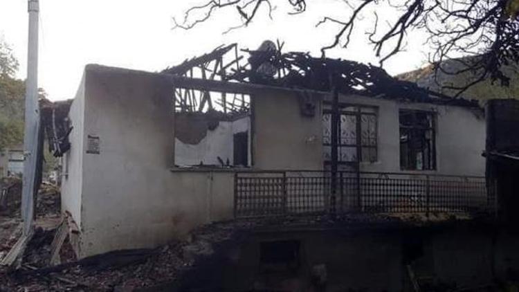 Ağlasunda iki ev yandı