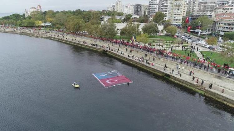 Kadıköyde sosyal mesafeli Ataya saygı zinciri