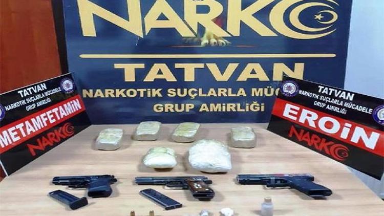 Polis devriyesinde, 3 kilo uyuşturucu ve silahla yakalandılar