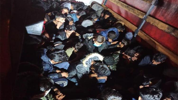 Kamyonetin kasasından 61 kaçak göçmen çıktı