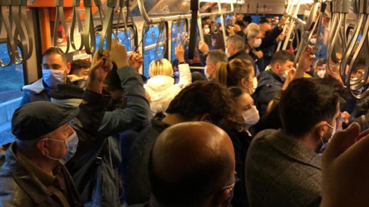 Metroda sabah akşam sosyal mesafesiz yolculuk