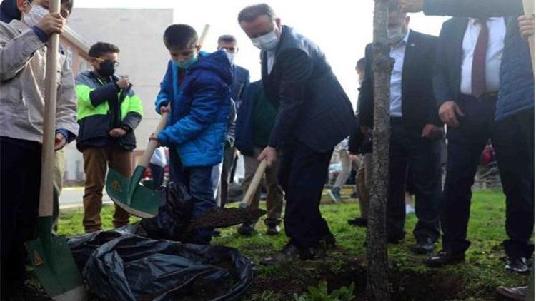 Bağcılar’da 11 yaşındaki öğrenciler 111 ağaç dikti