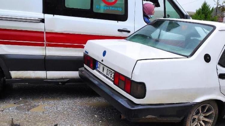 Ambulans ile otomobil çarpıştı