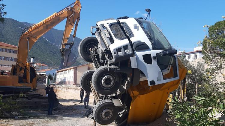 İş kamyonu foseptik çukuruna düştü