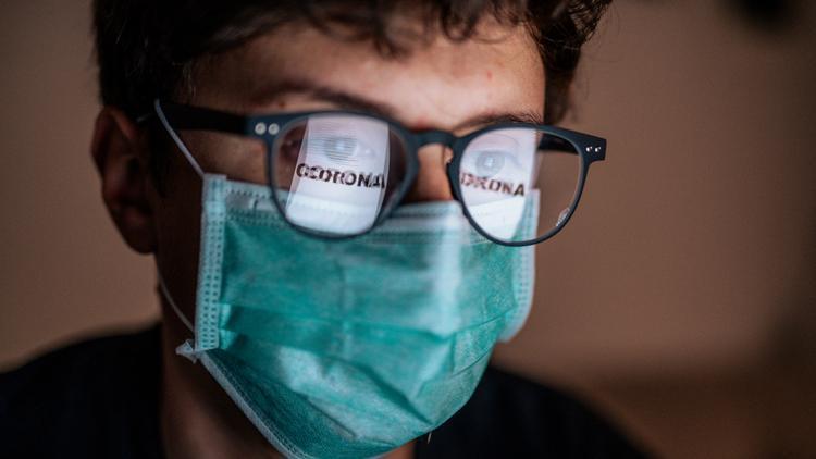 Uzman isim yanıt verdi: Gözlük takanlarda koronavirüs daha mı az görülüyor?