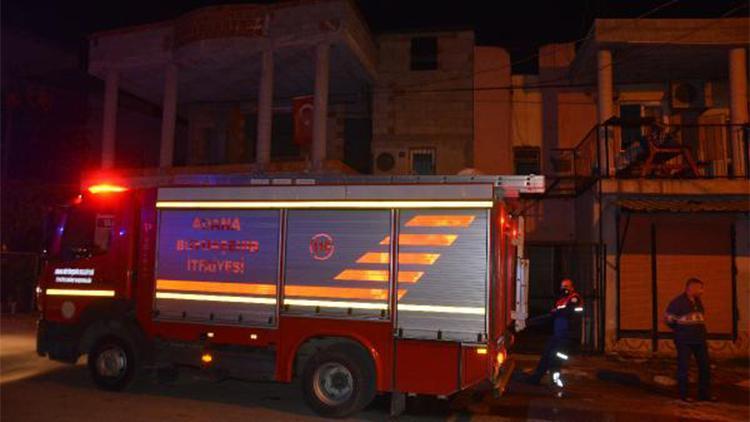 Adanada iki katlı evde çıkan yangında bir kadın dumandan etkilendi