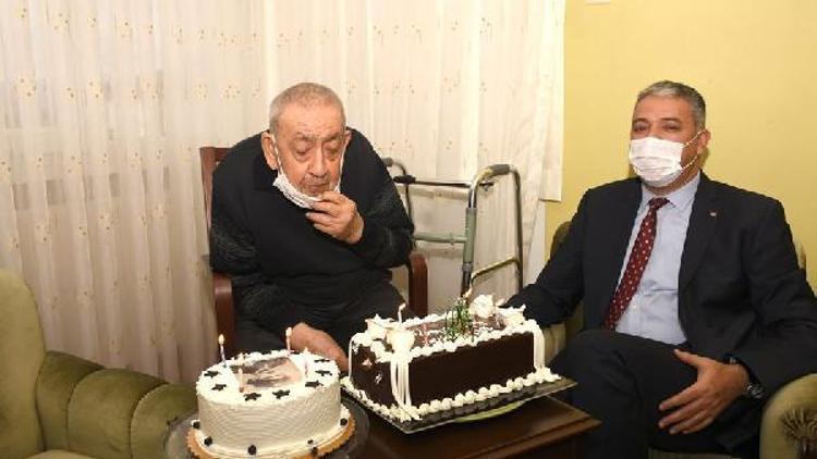 Emekli başkomisere 100’üncü yaş sürprizi