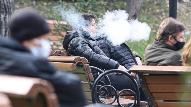 Ankarada yasağa rağmen sigara içtiler